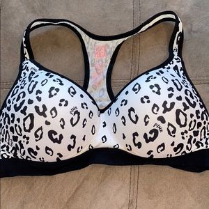 Super cute PINK leopard sports bra.